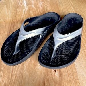 Women’s Oofos Oolala Luxe Sandals size 8 black With Silver Tone Straps.   (548)